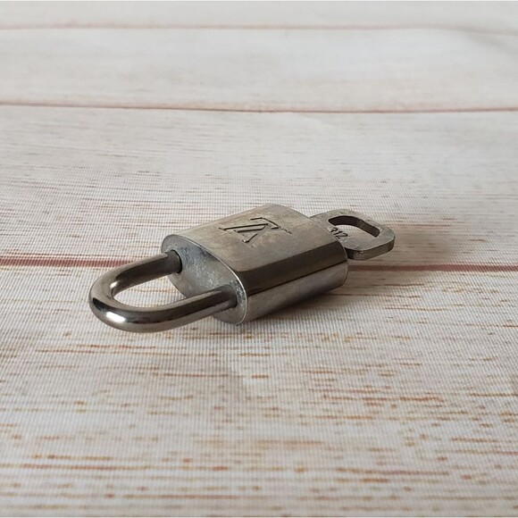 RARE! Authentic Louis Vuitton #312 Lock and Key Set Silver 300 Series Padlock - Picture 7 of 12